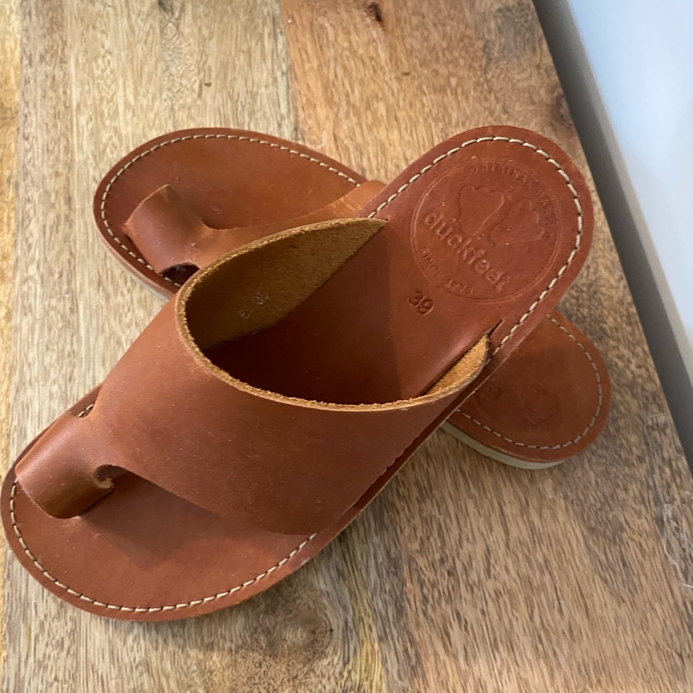 Size 39 (I wear a US9) Duckfeet Mando in brown leather